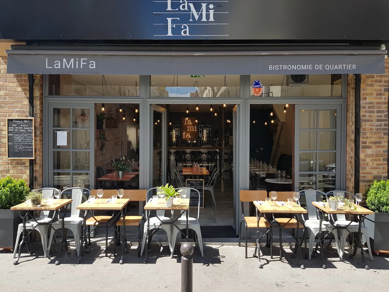La façade et la terrasse de La Mi Fa, 33 rue Pétion