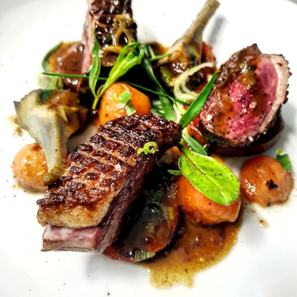 Pièce de viande rôtie, figues et légumes de saison