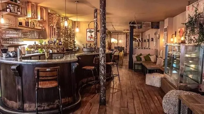 Le comptoir de La Mi Fa et sa salle
